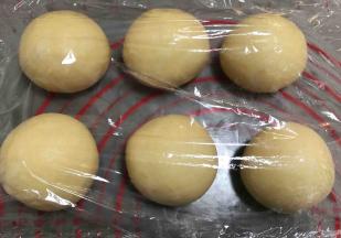 平均分成6份，滚圆醒15分钟