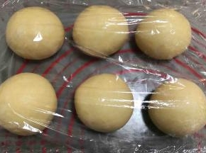 平均分成6份，滚圆醒15分钟