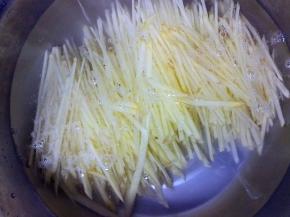 土豆丝放入清水里浸泡一会，水里放一点盐