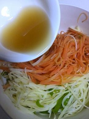 取鲍鱼汁二大勺，一勺白糖、生抽、凉开水搅拌均匀，料汁淋入菜里，拌匀即可食用