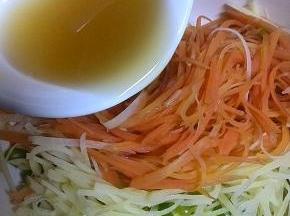 取鲍鱼汁二大勺，一勺白糖、生抽、凉开水搅拌均匀，料汁淋入菜里，拌匀即可食用