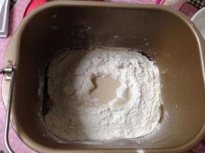 上面加高粉、低粉和酵母，放入面包机启动和面程序40分钟（我的面包机两个20分钟）