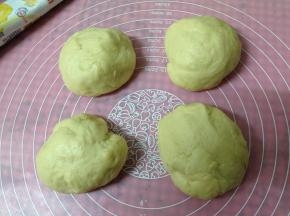 取出分成4份揉匀