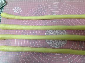 然后搓成约60cm的细条