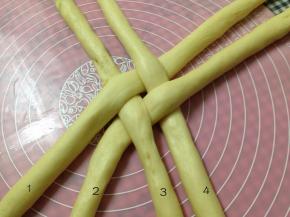 下面就开始辫子辫子了，把面团转90度，如图从左倒右（为了大家看清楚我做了数字标示）