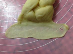 取任意一头，约一指宽的面团用擀面杖擀薄（尽量的薄）