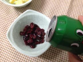 蔓越莓干用20克鸡尾酒浸泡30分钟（我家里没有朗姆酒了）