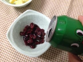 蔓越莓干用20克鸡尾酒浸泡30分钟（我家里没有朗姆酒了）