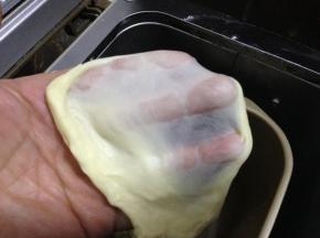 搅打至完全扩展状态，加盖、放入温暖处发酵至两倍大