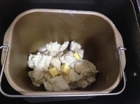 面包撕碎加入黄油，启动和面程序10分钟