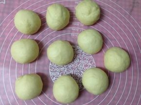 取出揉匀，分成10份搓圆静置5分钟