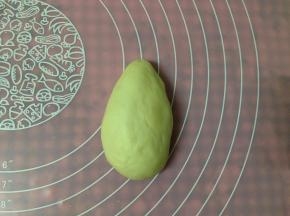 取其中一份搓成水滴状