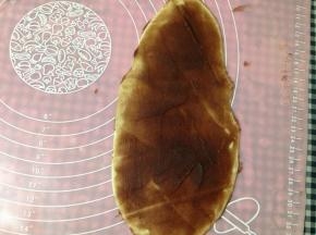 抹上豆沙陷，用刮板刮平（薄薄一层即可）