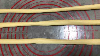 全部卷好后醒10分钟，然后取三个分别搓成长条，大约70厘米