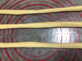 全部卷好后醒10分钟，然后取三个分别搓成长条，大约70厘米