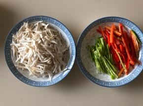 杏鲍菇先从中间切段，竖着切开，用手撕成丝，青椒红椒洗净切丝