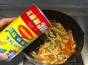 倒入鲜鸡粉