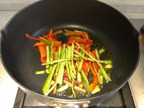 接着加入青椒红椒丝，继续翻炒