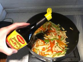 翻炒到杏鲍菇变软，加入美极鲜味汁