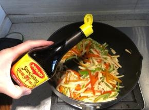 翻炒到杏鲍菇变软，加入美极鲜味汁