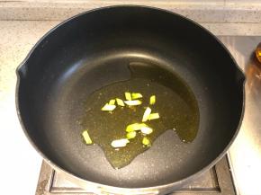 锅内倒入适量油，加入切段的葱白炒香