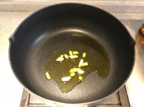 锅内倒入适量油，加入切段的葱白炒香