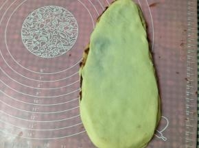 同样方法擀好其它4片，分别盖在丄一层上面（中间加豆沙)