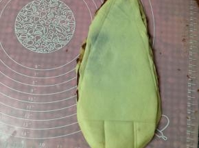 用刮板画出松树的形状