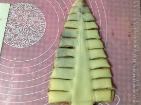 两边切成如图同等宽的条（约一指宽）