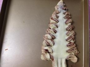 移入烤盘，每一条扭转2次，整形