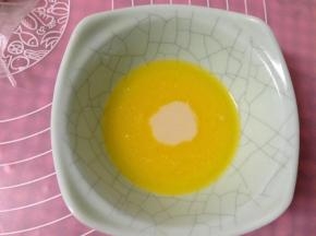 10克黄油融化加入10克炼乳搅匀成黄油炼乳液