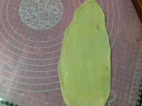 另一种的方法也是这样，面团用擀面杖擀薄，表面刷一层黄油炼乳液，