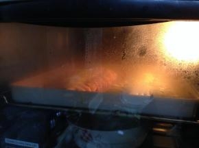 入烤箱，启动发酵程序20分钟（底部放一碗热水），裁下的面团可以做成小面包一同发酵