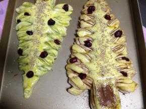 发酵完毕后表面刷蛋液，用芝麻和蔓越莓做装饰，烤箱180度预热