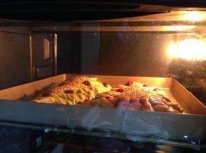 入烤箱、中层、上下火、20-22分钟即可（如果表面上色快，要加盖锡纸）