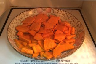 趁面团发酵时，制作下南瓜馅，把南瓜切薄片状，放入微波炉中加热2～3分钟至熟。