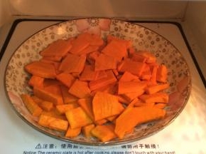 趁面团发酵时，制作下南瓜馅，把南瓜切薄片状，放入微波炉中加热2～3分钟至熟。