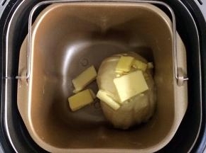 约揉至10分钟，面团成型后加入黄油继续和面。