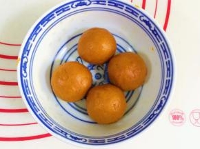 待南瓜馅稍放凉后分成4等份，每一份约20克。