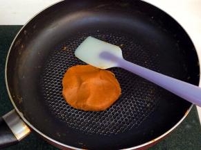 翻炒至南瓜泥成团，不粘锅底不粘刮板即可。