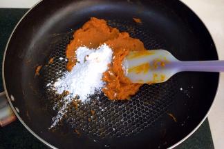 把南瓜捣成泥状，筛子过筛后放入不粘锅内进行翻炒，分三四次加入细砂糖和色拉油进行翻炒，南瓜泥会越来越稠，最后加入玉米淀粉翻炒，帮助南瓜馅最后成型。