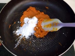 把南瓜捣成泥状，筛子过筛后放入不粘锅内进行翻炒，分三四次加入细砂糖和色拉油进行翻炒，南瓜泥会越来越稠，最后加入玉米淀粉翻炒，帮助南瓜馅最后成型。