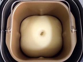 面团发至2倍大，手指沾面粉戳孔，不塌陷不回弹即可。