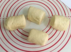 把发好的面团取出排气，然后分成4等份，每份约93克。
