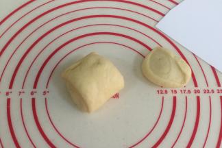 把每一份面团再切出28克小面团，（作为圣诞老人表面的装饰部分），放在一旁用保鲜膜盖好备用。