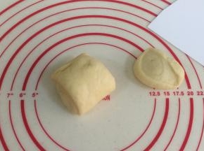 把每一份面团再切出28克小面团，（作为圣诞老人表面的装饰部分），放在一旁用保鲜膜盖好备用。