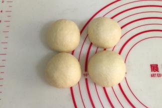 把大的面团滚圆，盖上保鲜膜，松弛10分钟。