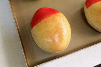 把烘烤好的面包取出。