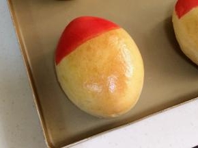 把烘烤好的面包取出。