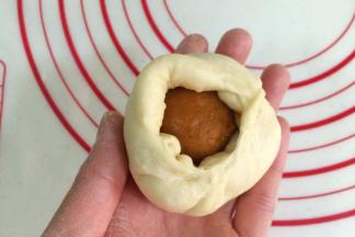 像包包子一样，收好口捏紧。